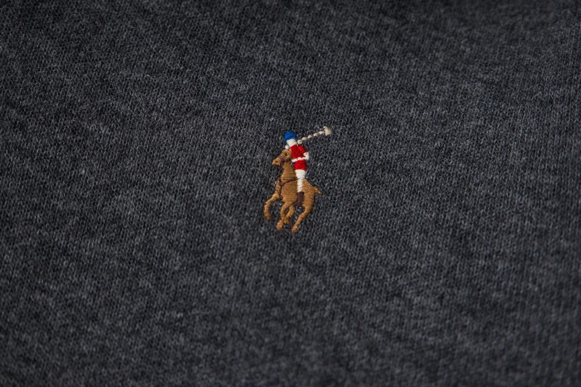 🅿️260 new model number: B143 Ralph Lauren's new half-zip sweatshirt top with colorful logo embroidery on the chest 1️⃣ Developed using original fabric, the fabric properties are similar to wool, soft and light to the touch, and has good wrapping and elasticity! 2️⃣The iconic embroidery design style on the chest is very youthful and energetic, and can be easily worn by both men and women. It is very in line with the fashion aesthetic concepts of today's young people! 3️⃣Simple style, comfortable to wear, same style for men and women, a must-have for couples! 4️⃣Full set of customized accessories, complete with three standards Color: gray, beige Size: S, M, L, XL